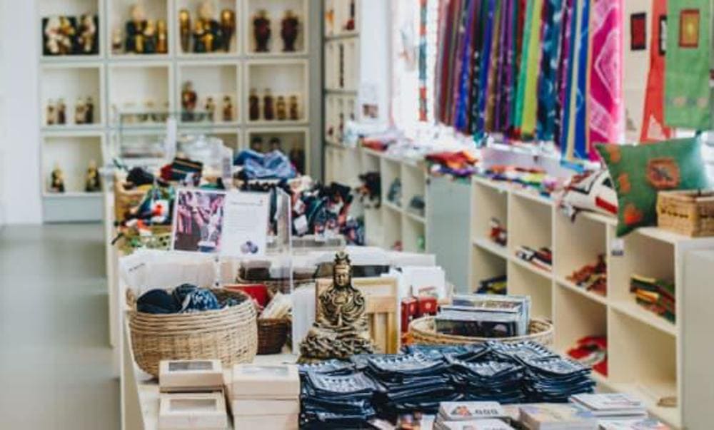 Tầng 1 là không gian mua sắm giàu ý nghĩa, góp phần gìn giữ nghề truyền thống và hỗ trợ phụ nữ trên khắp Việt Nam vươn lên giữa đời sống hiện đại (Nguồn: baotangphunu.org.vn)